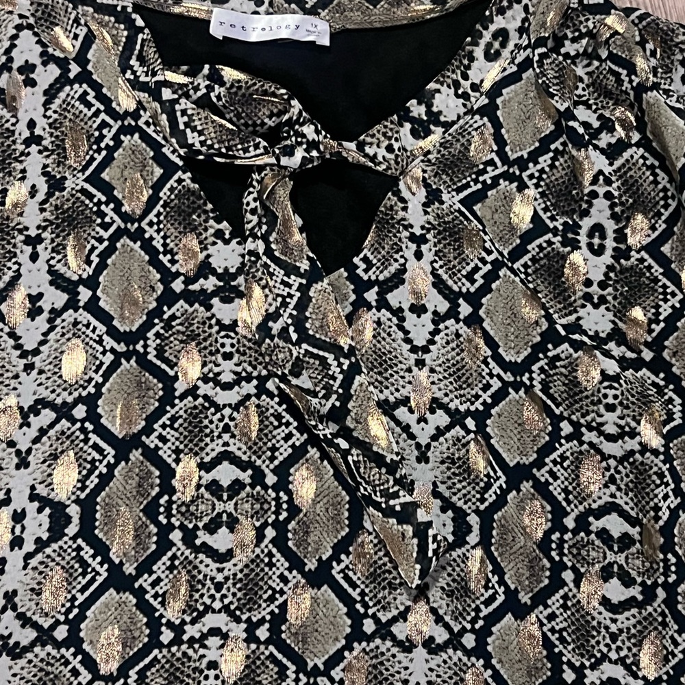 Woman’s snakeskin dress shirt size 1x